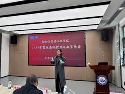 图片包含 建筑, 人, 男人, 前AI 生成的内容可能不正确。